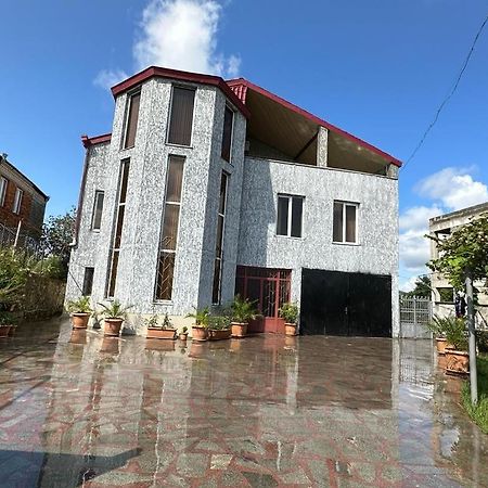 Happy House Apartamento Kʼutʼaisi Exterior foto